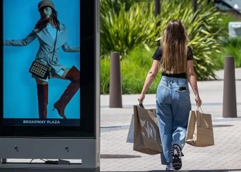 US Economy Baffles Experts as Key Indicators Send Mixed Signals